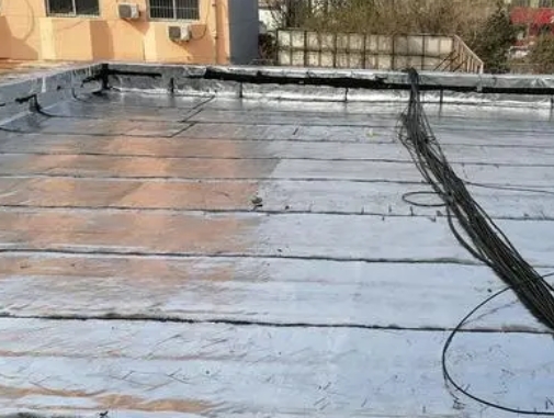 德阳市卫生间漏水维修公司分享下德阳市屋面楼顶防水刚性防水层施工要点。